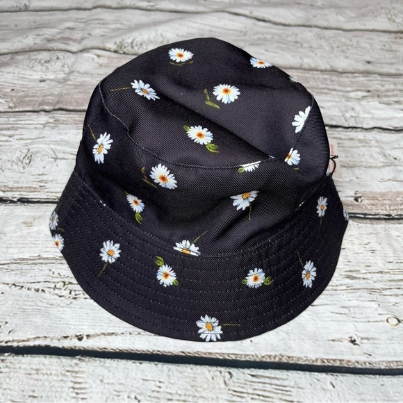 NWT Alice + Olivia Reversible Daisy Flower Print Bucket Hat main image 4